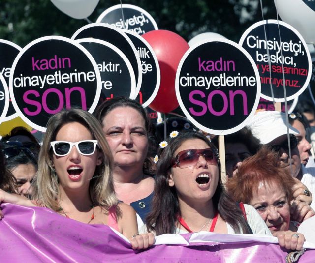 Υποχωρεί η τουρκική κυβέρνηση στο θέμα των αμβλώσεων